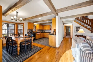 Interior - Waterfront Log Home Near Sister Bay- Game Room, Kayaks & Sunrises (Sister Bay)