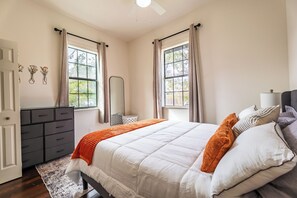 アイロン / アイロン台、WiFi (無料)、ベッドシーツ