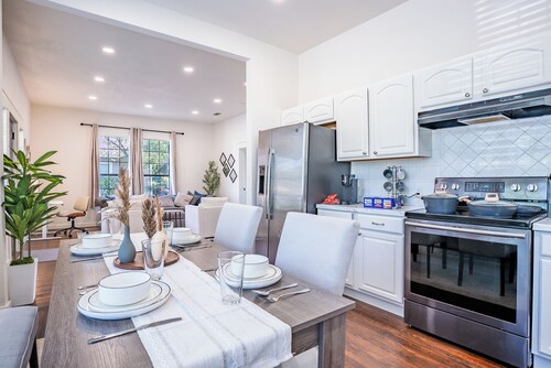 3BD/2BA Dedicated Workspace, King Bed, Pets Welcome