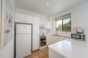 Frigorífico, microondas, placa de cocina y lavavajillas