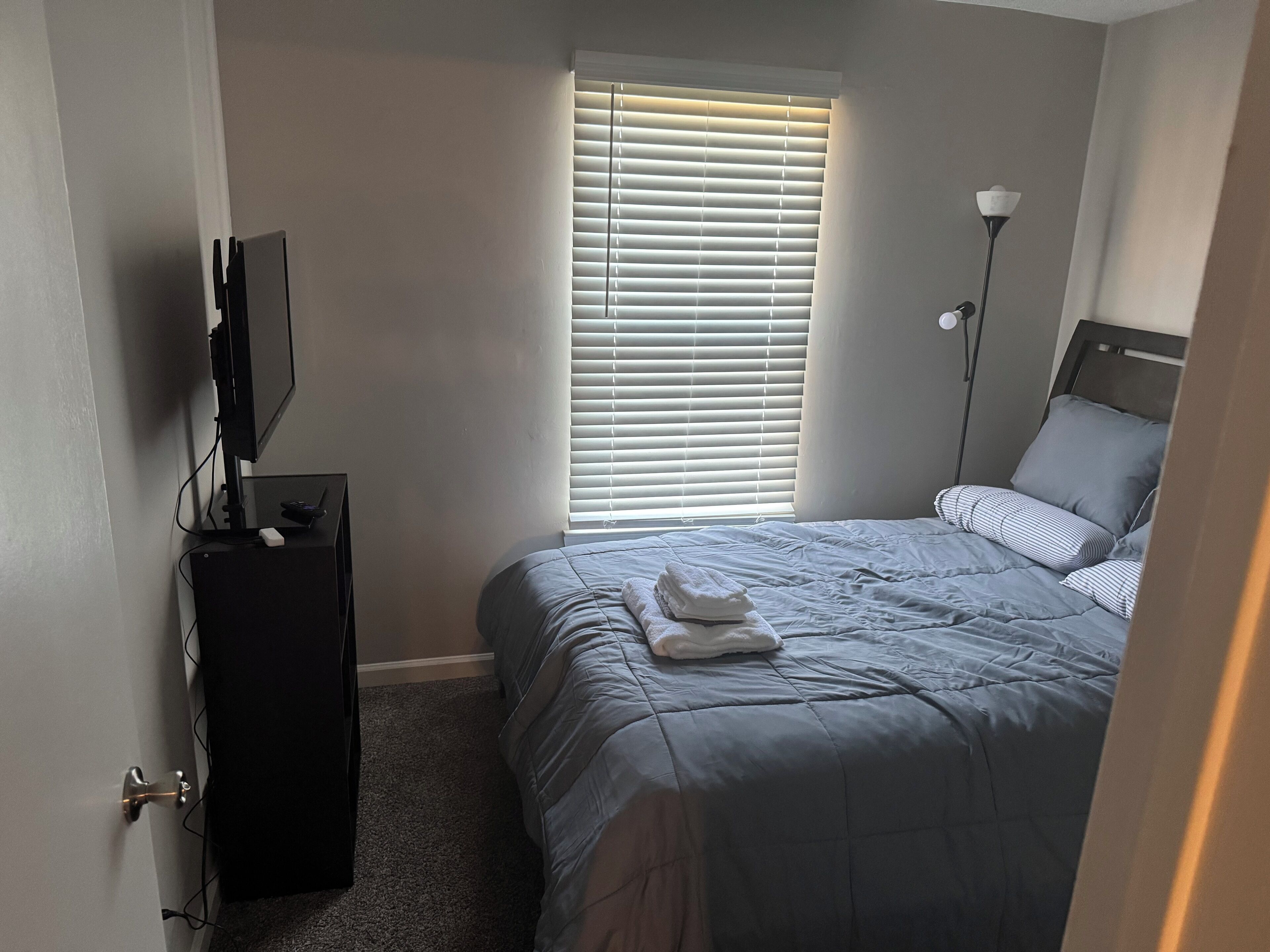 Tabla de planchar con plancha, wifi y ropa de cama 