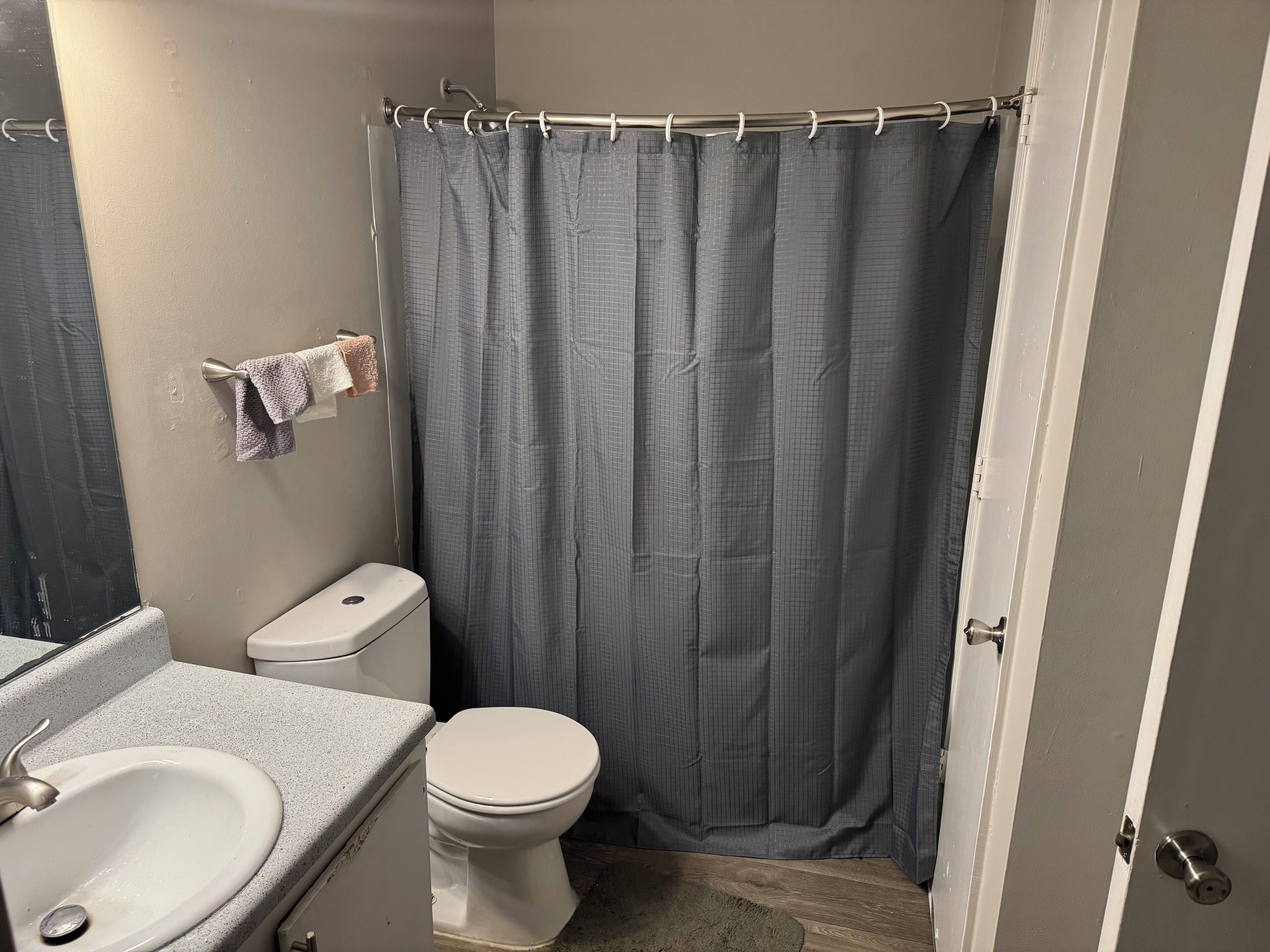 Toallas, jabón, papel de baño 