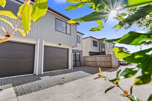 Exterior - Modern Townhouse with Parking nr Airport & Manukau (Auckland South)
