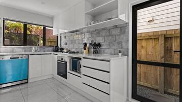 Refrigerador, microondas, horno y parrilla de estufa