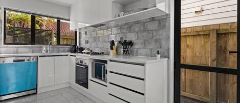 Kjøleskap, mikrobølgeovn, ovn og kokeplater