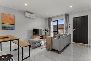 TV - Modern Townhouse with Parking nr Airport & Manukau (Auckland South)