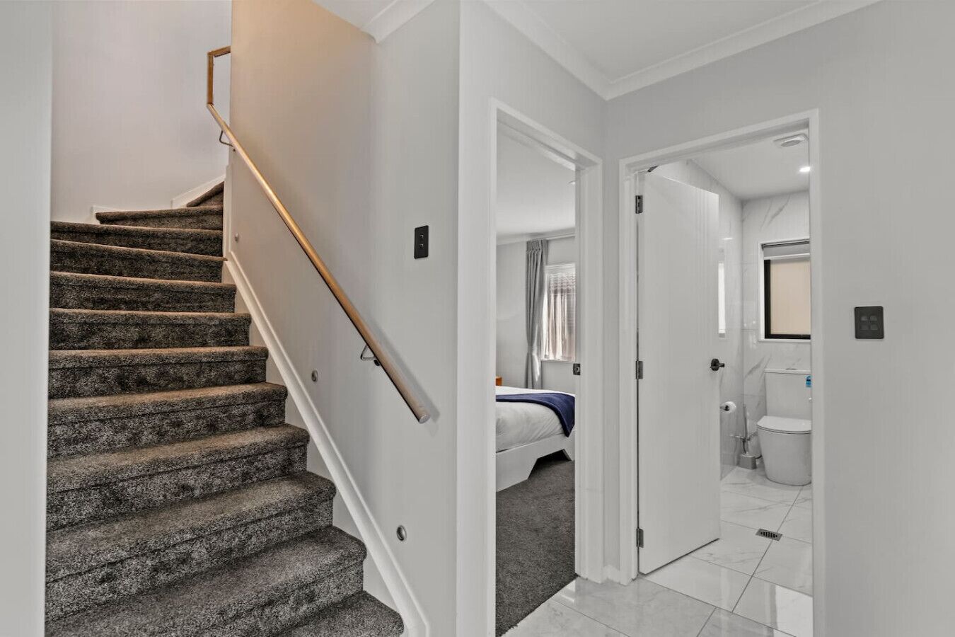 Tabla de planchar con plancha, wifi y ropa de cama 