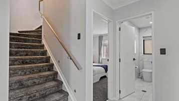 Tabla de planchar con plancha, wifi y ropa de cama