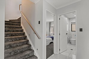 Tabla de planchar con plancha, wifi y ropa de cama 