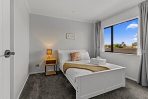 Iron/ironing board, WiFi, bed sheets - Modern Townhouse with Parking nr Airport & Manukau (Auckland South)