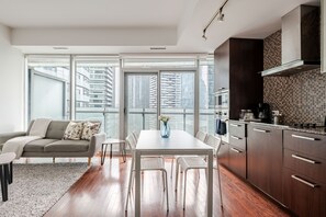 Interior - Modern 1BR | WFH Desk+Monitor | FastWiFi | Kitchen (Toronto)