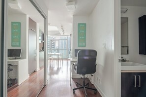 Interior - Modern 1BR | WFH Desk+Monitor | FastWiFi | Kitchen (Toronto)