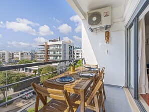 Outdoor dining - Steps to marina, beach, town (Lagos)