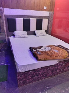 Rollaway beds, free WiFi, bed sheets