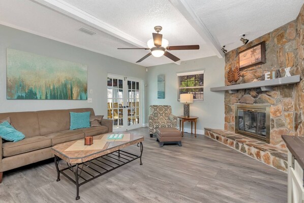 Living area - Pinellas Paradise - Pool Oasis - Pinellas Park (Pinellas Park)