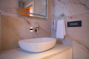 Dusch, handdukar, tvål och schampo