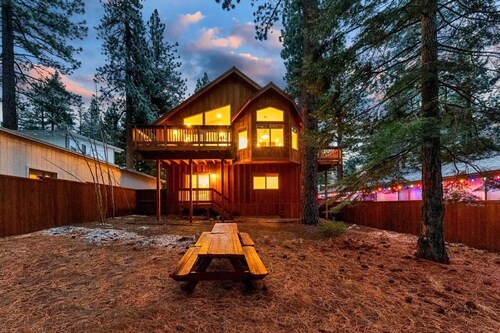 Tahoe Trailside Lodge: Beautiful 5Br, 100' From World Class Hiking/Snowshoeing, Hot Tub, Games
