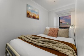 Desk, iron/ironing board, WiFi, bed sheets - Stunning Panoramic Cityscape Abode near CBD (Auckland CBD)