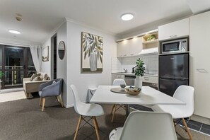 Dining - Stunning Panoramic Cityscape Abode near CBD (Auckland CBD)
