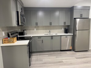 Private kitchen - Golden Retreat | Private & Modern 2BR Suite NW Calgary (Calgary)