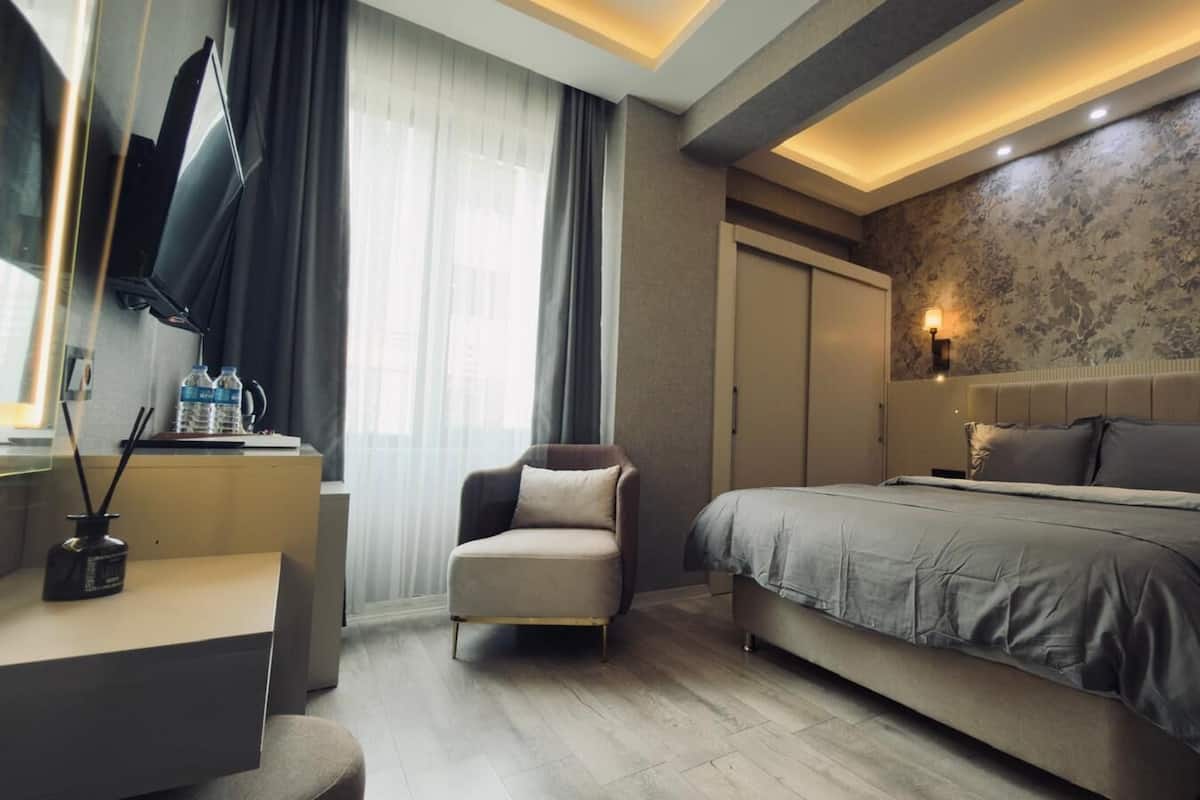 Chambre Double Standard, vue ville | Coffres-forts dans les chambres, bureau