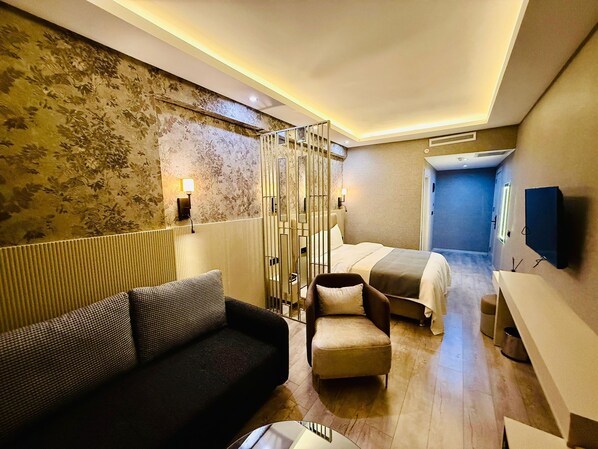 In-room safe, desk, laptop workspace, blackout curtains - Royal Sevens Otel (Van)