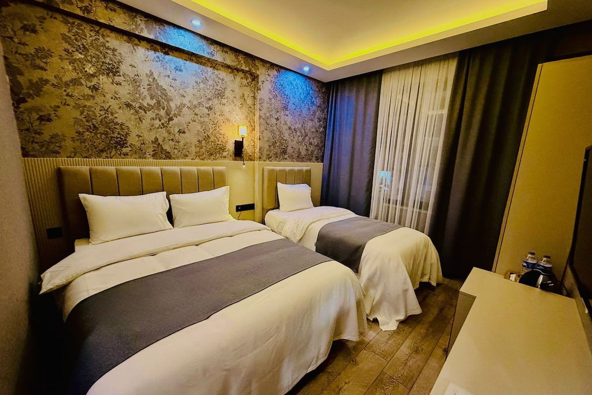 Chambre Triple Standard, vue ville | Coffres-forts dans les chambres, bureau