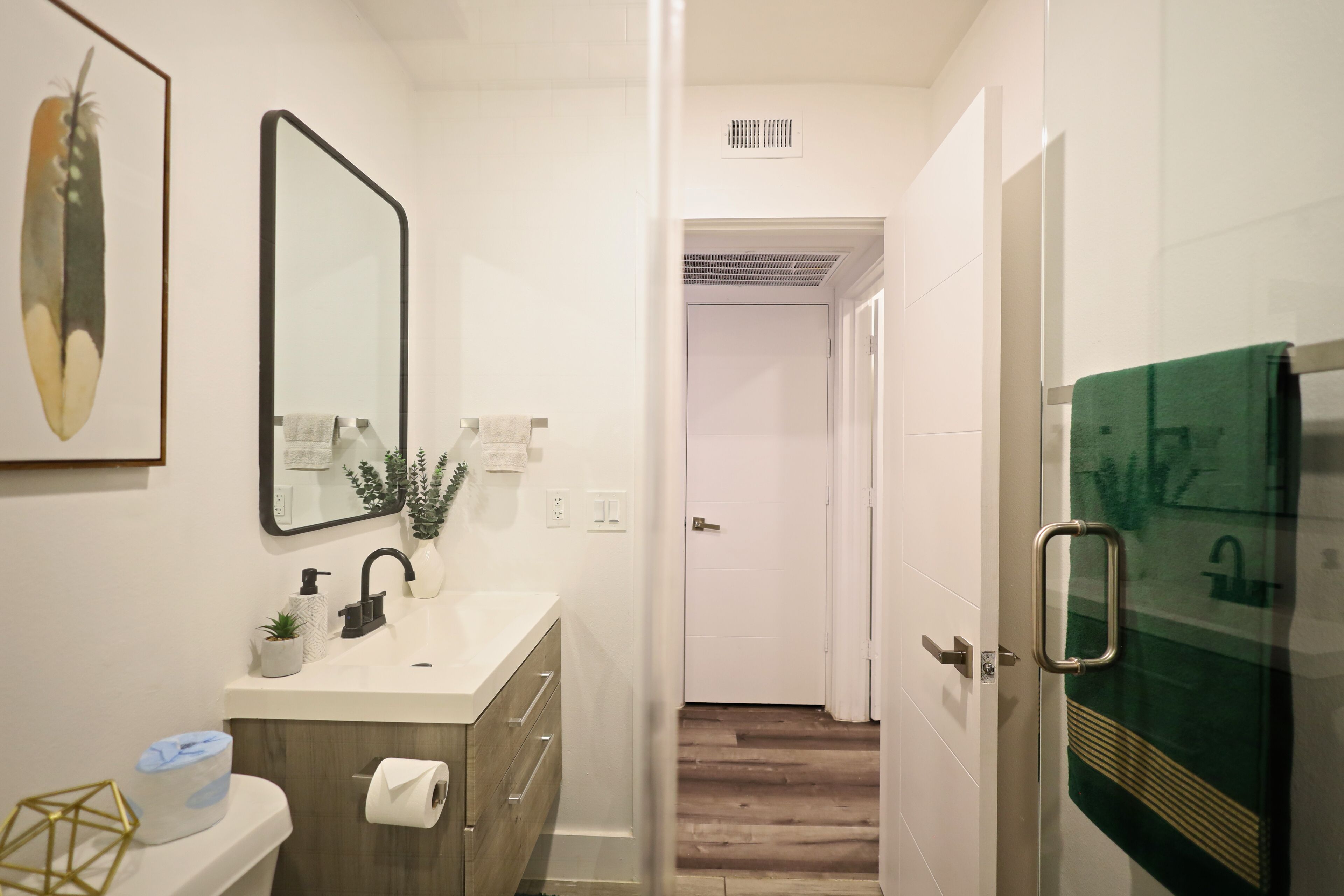 Dusch, hårtork, handdukar och tvål