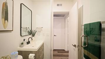 Dusch, hårtork, handdukar och tvål