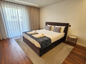 Escritorio, tabla de planchar con plancha, internet y ropa de cama 