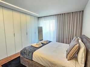 Desk, iron/ironing board, internet, bed sheets - Seaview Sunset Jacuzzi Rooftop Unique by LuxiStay (Matosinhos)