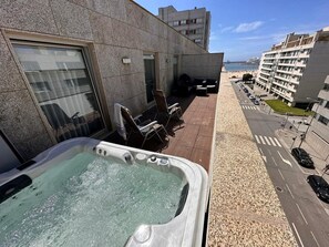 Terrace/patio - Seaview Sunset Jacuzzi Rooftop Unique by LuxiStay (Matosinhos)