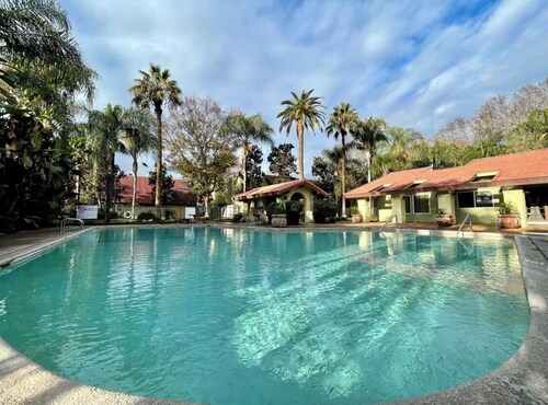 Cozy 1-bedroom condo with pool, gym, security in downtown Fresno