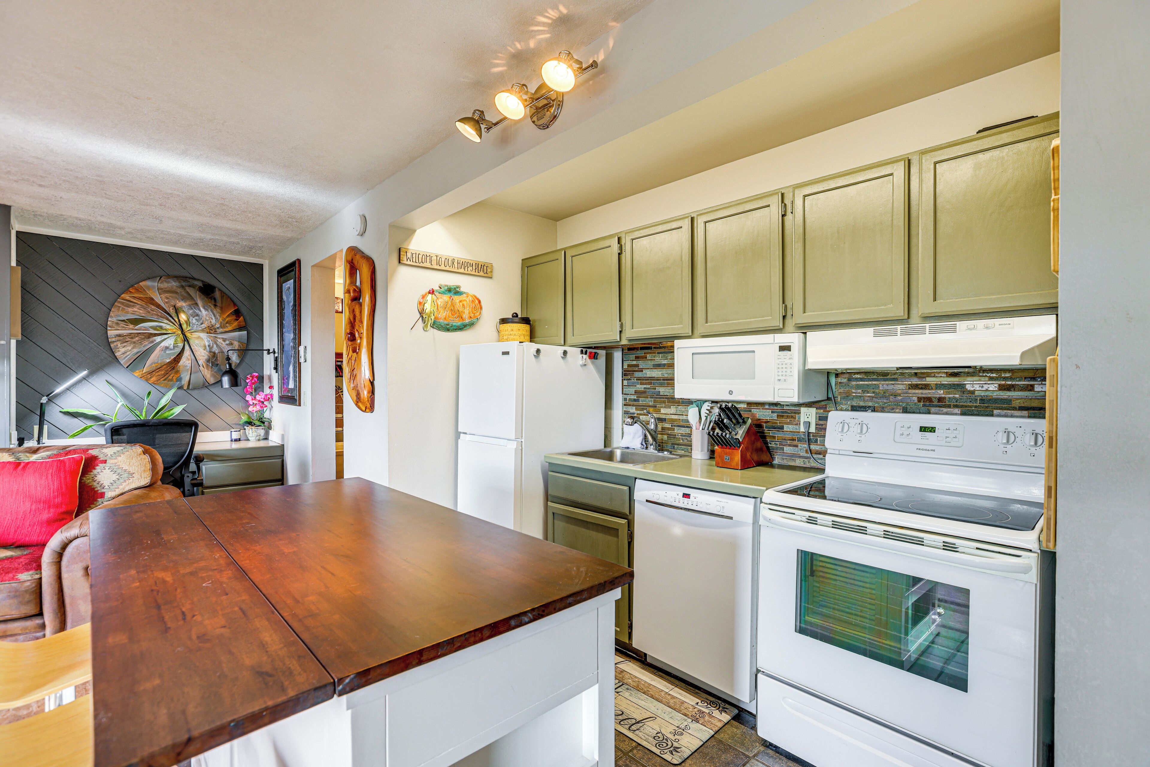 Fridge, microwave, stovetop, dishwasher