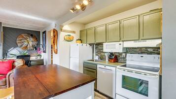 Fridge, microwave, stovetop, dishwasher