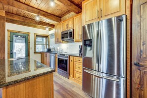 Jääkaappi, mikroaaltouuni, liesi, astianpesukone