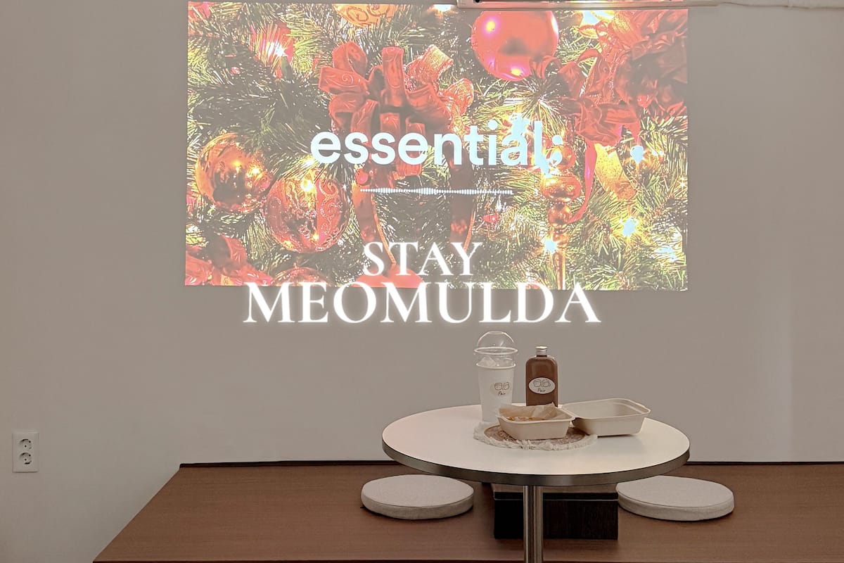 Espacio para trabajar con laptop y wifi gratis