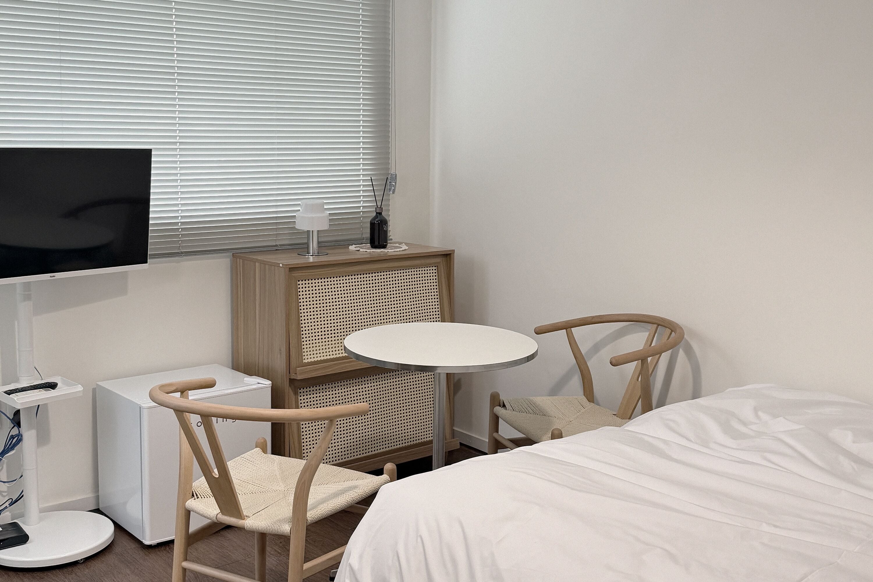 Kamar Double Basic | Ruang kerja ramah laptop dan Wi-Fi gratis