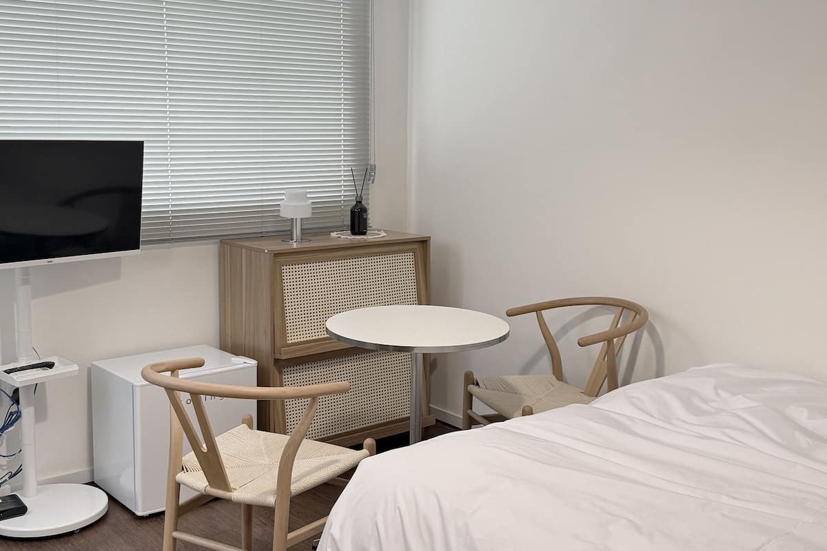 Kamar Double Basic | Ruang kerja ramah laptop dan Wi-Fi gratis