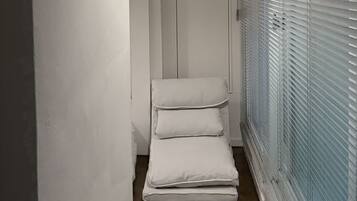 Family Room | Laptop workspace, free WiFi