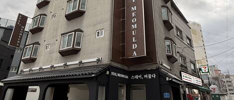 A multi-story hotel with a sign reading "STAY MEOMULD A".
