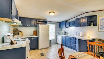 Coffee/tea maker, fridge, microwave, stovetop