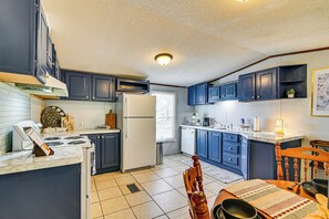 Fridge, microwave, stovetop, dishwasher - Countryside Home w/ Pond & Pasture Views in Iuka! (Iuka)