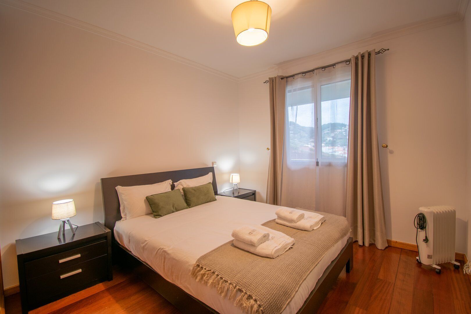 Iron/ironing board, internet, bed sheets