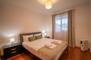 Een strijkplank/strijkijzer, internet, beddengoed