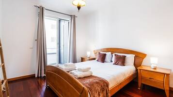 Tabla de planchar con plancha, acceso a internet y ropa de cama