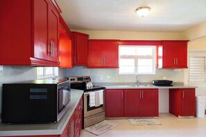 ثلاجة، ميكروويف، فرن، موقد طهي مسطح