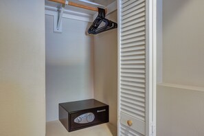 Interior - Orange Blossom Desert Retreat 2 bedroom, Large hot Jacuzzi (Cathedral City)