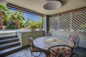 Outdoor dining - Orange Blossom Desert Retreat 2 bedroom, Large hot Jacuzzi (Cathedral City)