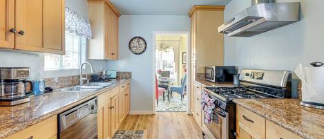 Réfrigérateur, micro-ondes, plaque de cuisson, cafetière/bouilloire